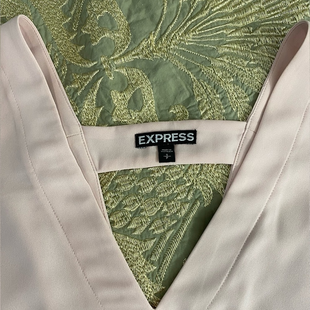 ❗️SOLD❗️Express Top - Picture 3 of 4